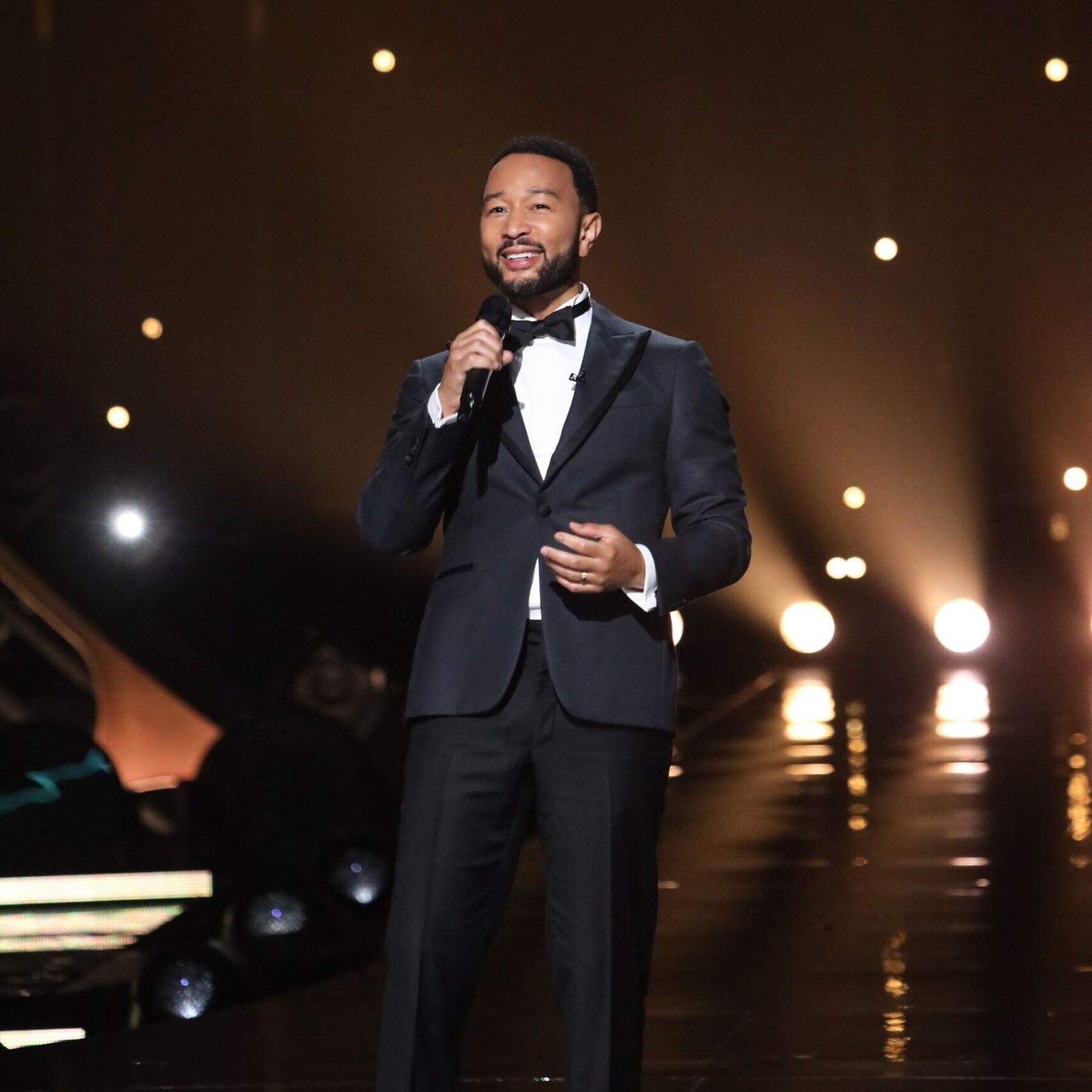 John Legend’s Musical Journey with Singer: Chinese Netizens Hail a “Masterclass”